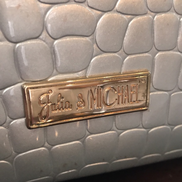 Julia & MICHAEL Stylish Patent Leather Handbag with detachable Shoulder Strap. - Picture 5 of 16